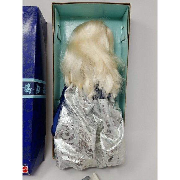 1995 Mattel AVON Exclusive Special Edition Winter Velvet Barbie Doll #15571 (o) - Picture 2 of 9